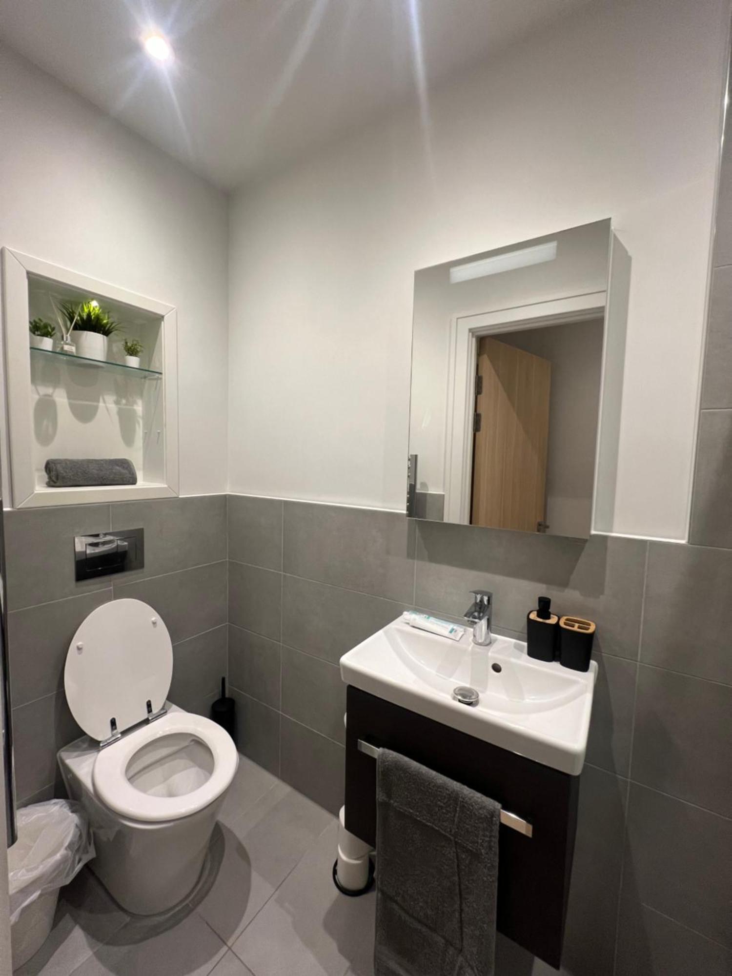 London Luxxe Suites & Apartments - London Heathrow Airport, Terminal 1 2 3 4 5 Hillingdon kerület Kültér fotó
